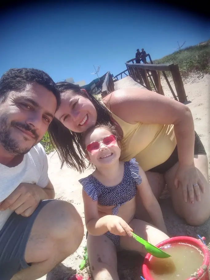 Andrew, sua esposa e sua filha na praia